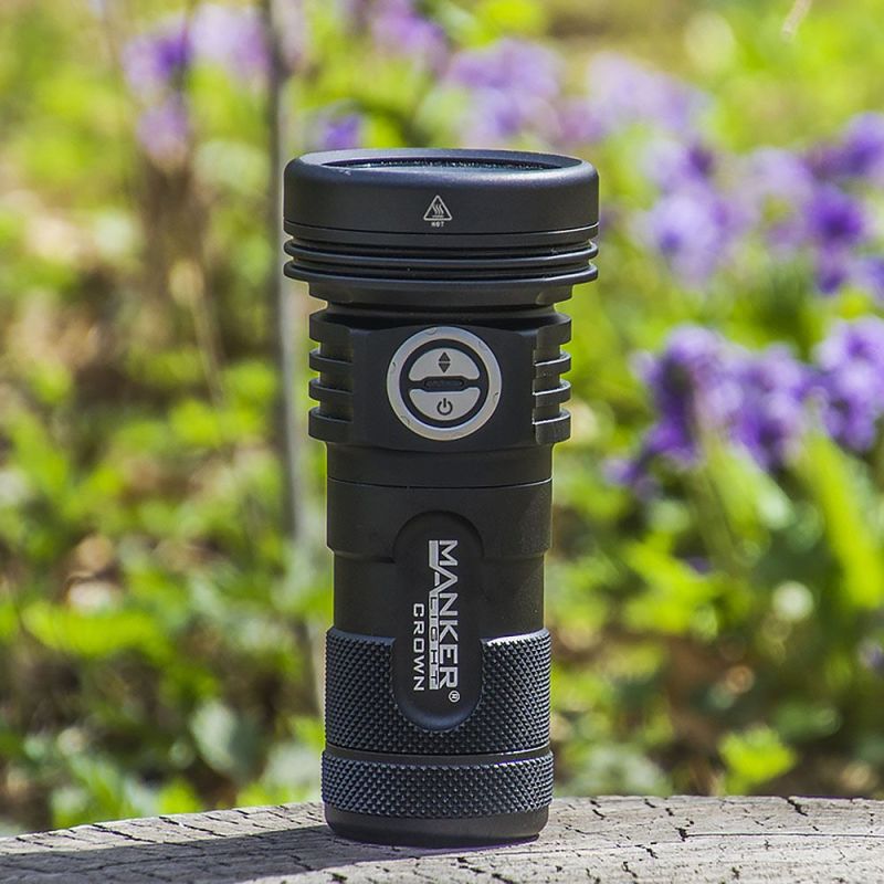 Manker CROWN digital zoomlommelykt med 5000 lumen og 900 meter stråleavstand for søk og redning utendørs
