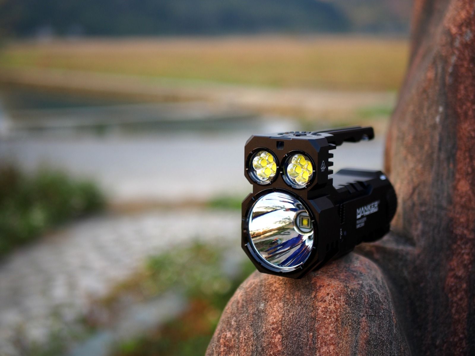 Manker Ranger MK39 II Slitesterk Lommelykt Kombinasjon Spotlight Floodlight USB Oppladbar for Fotturer Camping